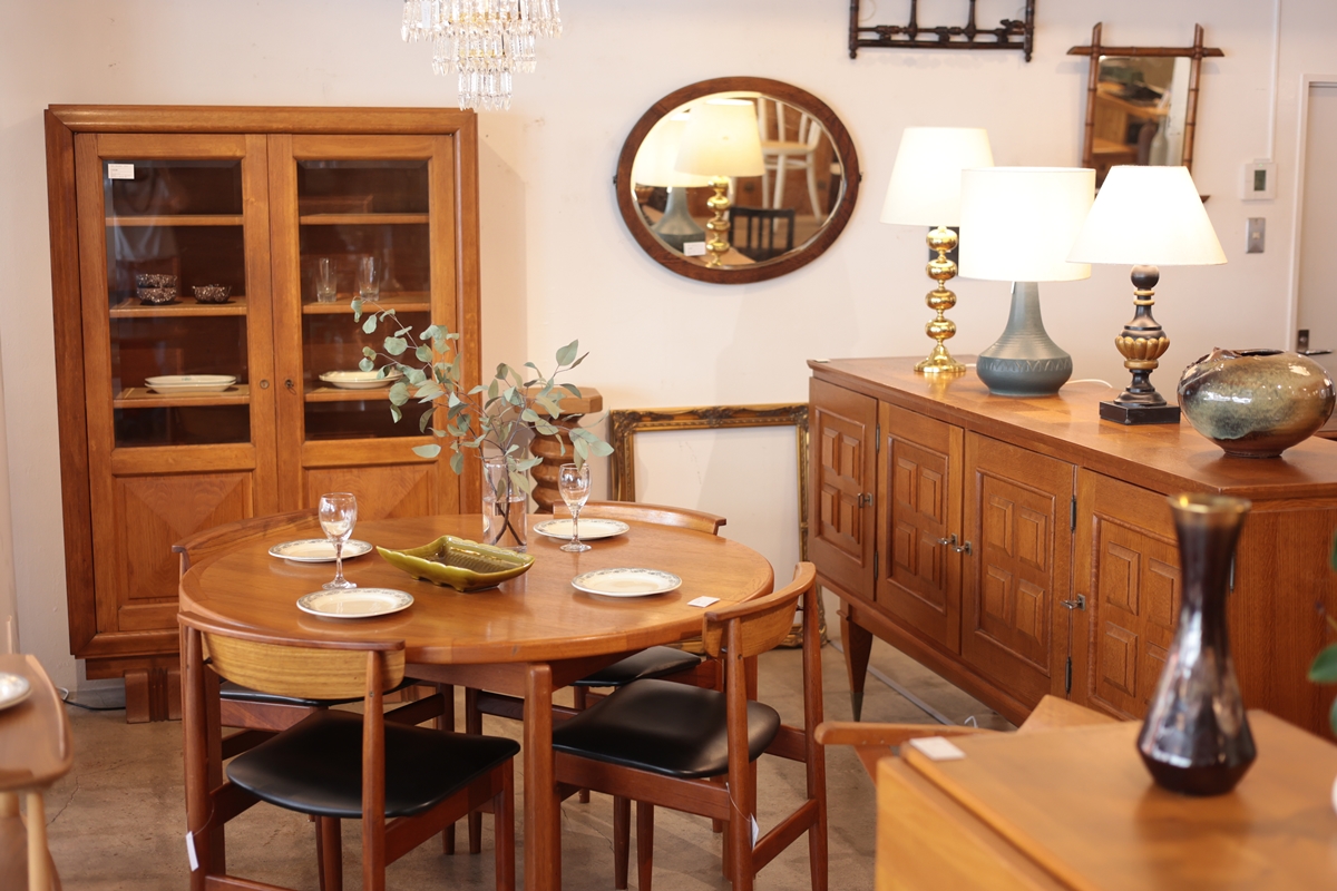 チークのサイドボードの天板や表扉、ガラスキャビネットにも凝ったデザインが見受けられ、丁寧な職人技を感じられます。