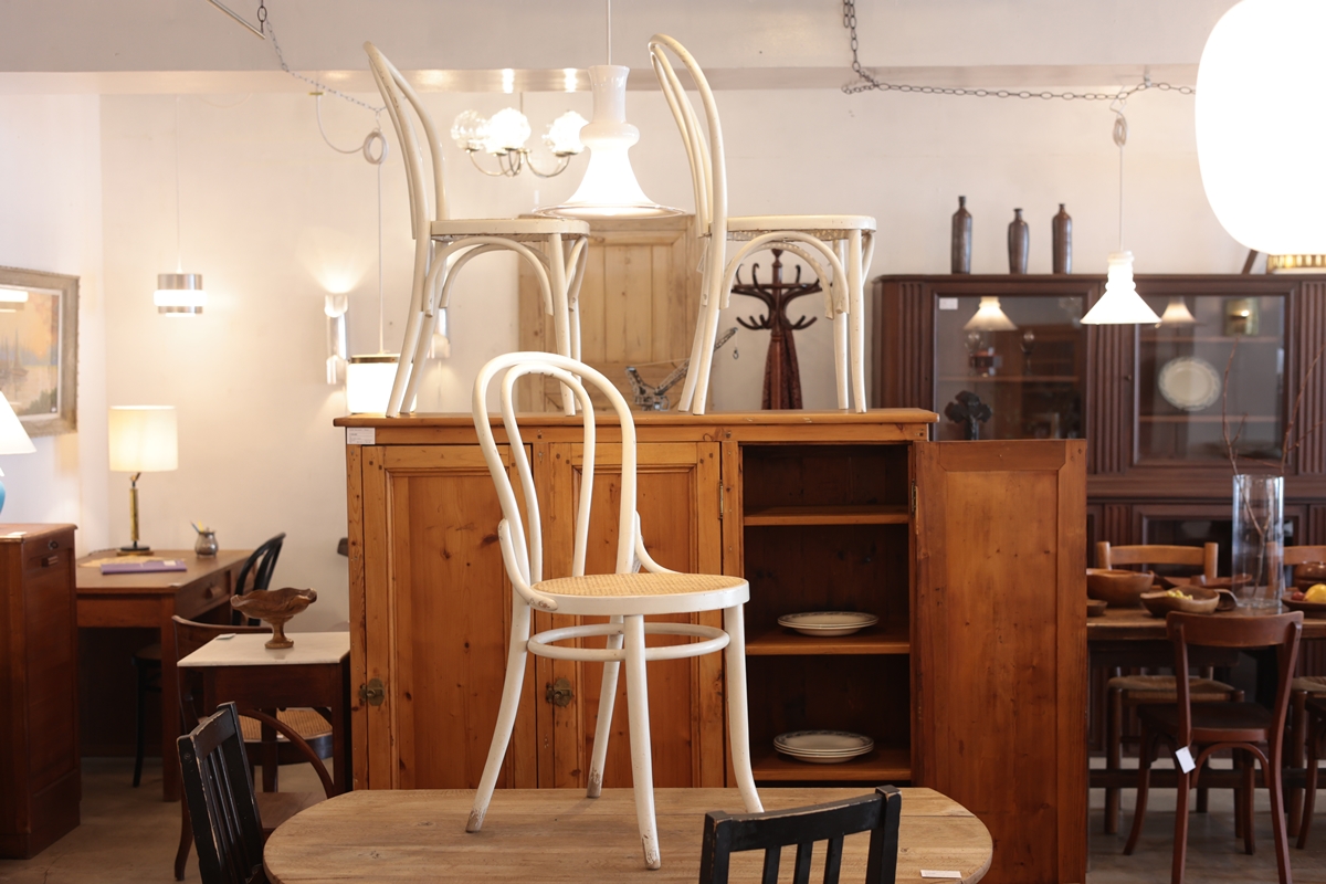 白色のベントウッドチェア