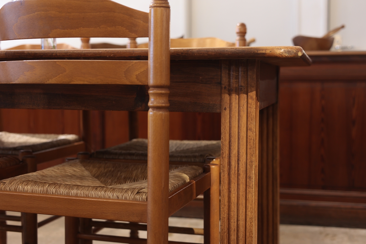 パイン材のテーブルとシェーカーチェア