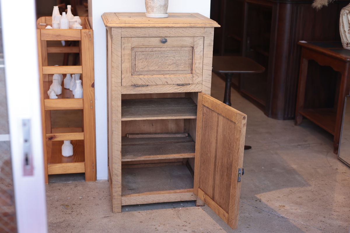 オーク材でできたキャビネット