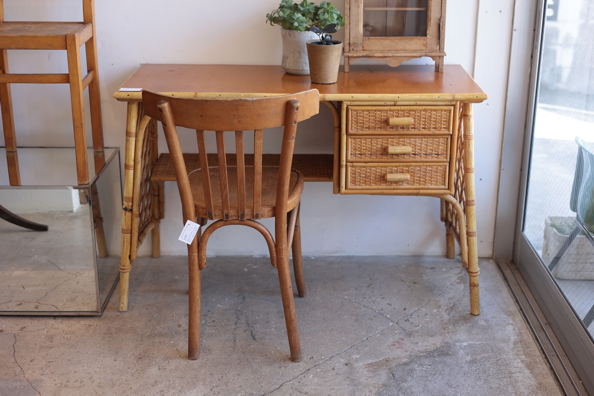 ラタンのデスクと木製の椅子